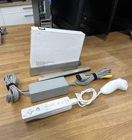Nintendo - Wii (White) Console w/4.3U CFW & 32GB SD Card